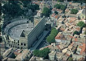 Surnomme la 'Cit des Princes', cette ville de la valle du Rhne a t fonde au 1er sicle av. JC. Son thtre antique accueille un festival lyrique , les 'Chorgies'. C'est :