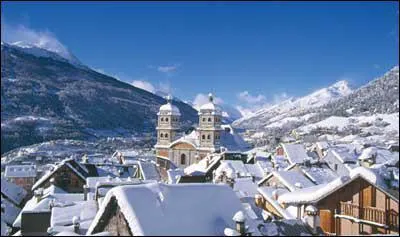 Les fortifications de cette ville, dues  Vauban, ont t inscrites sur la liste du patrimoine mondial de l'UNESCO en 2008. Elle est considre comme la plus haute ville de France. C'est :