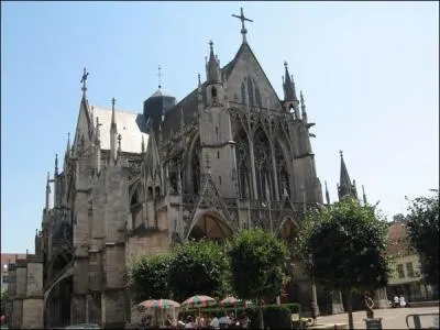 En Champagne-Ardenne cette ville est le chef-lieu de son dpartement. C'est la capitale europenne des magasins d'usine et l'andouillette est sa spcialite culinaire. C'est :