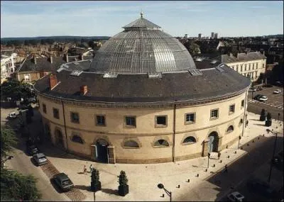 C'est la ville natale de Ste Thrse de Lisieux. On peut y visiter le muse des beaux-arts et de la dentelle, dont le point, tenu secret pendant longtemps, fait encore la renomme de la cit. C'est :