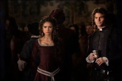 De qui est-elle tombe amoureuse avant de devenir vampire ?