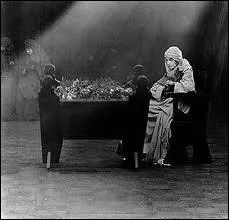 ''Intolerance' (1916) dnonce en 4 poques l'intolrance  travers les ges : la rpression des grves, la Saint-Barthlemy, Babylone et la passion du Christ. C'est un film de :