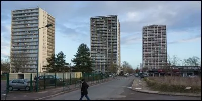 Près de quelle ville Le Val-Fourré, dont les émeutes de 1991, ont fait la une des journaux ?