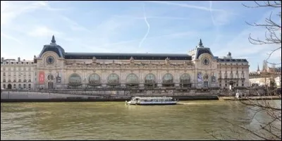Quel musée de Paris possède deux horloges pour voyageurs sur sa façade ?