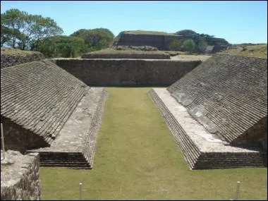 Dans ce sport rituel, la trajectoire de la balle reprsente la course du soleil.