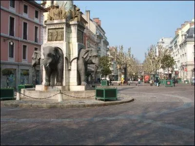 Son chteau est l'ancienne rsidence des ducs et comtes de Savoie. La 'Fontaine aux lphants' est le monument le plus clbre de cette ville d'adoption de Jean-Jacques Rousseau. C'est :