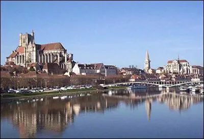 Situe  proximit des vignobles de Chablis, l'quipe de football de cette ville remporta plusieurs Coupes de France sous la houlette de son entraneur mythique, Guy Roux. C'est :