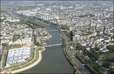 C'est le chef-lieu du Maine-et-Loire. Son chteau fut construit au XIIIe sicle par Louis IX et abrite aujourd'hui la clbre tapisserie de l'Apocalypse. Centre viticole important c'est :