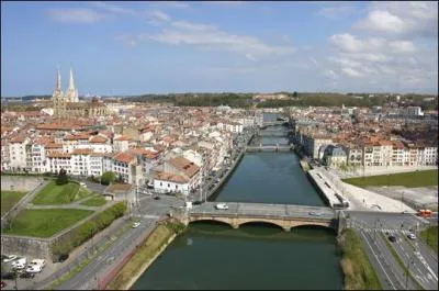 Cette ville au confluent de la Nive et de l'Adour est celle o Anne d'Autriche fit connatre le chocolat en France. Son jambon est protg par une IGP . C'est :