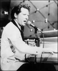 Comment a t surnomm Jerry Lee Lewis en raison de son style rapide et nergique ?