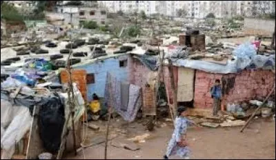 ''L'autre jour, j'ai rêvé que je me trouvais devant les portes du Paradis et Saint-Pierre me disait : ''Retourne sur Terre, il n´y a pas de bidonvilles ici ! ''