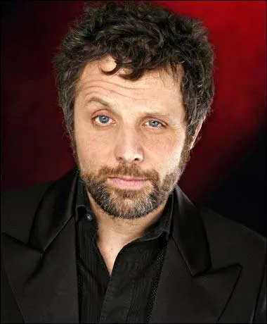 Comment s'appelle le recueil de chroniques de Stéphane Guillon, publié en 2009 ?