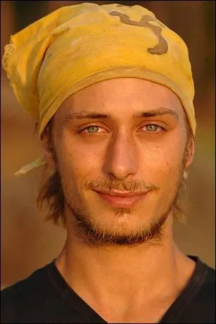 Qui a gagné l'émission 'Koh-Lanta, le choc des héros', en 2010 ?