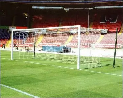 En compétition, quelle distance sépare les deux montants verticaux d'un but de football ?