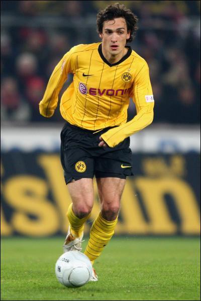 Le Borussia Dortmund a survol la Bundesliga 2010-2011, avec une quipe de jeunots. Parmi ceux-ci, lequel s'est rvl tre l'un des meilleurs dfenseurs du championnat ?