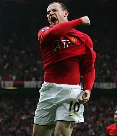 Cet attaquant a remport le titre de champion d'Angleterre avec Manchester United, inscrivant au passage l'un des plus beaux buts de la saison