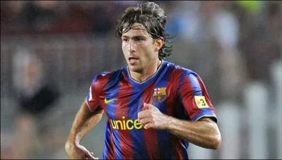 C'est l'un des rares joueurs du FC Barcelone, champion d'Espagne 2011,  ne pas compter de slections en quipe nationale A