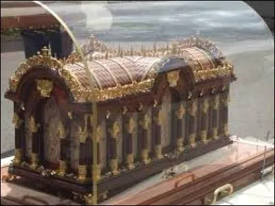 Bouts de cadavres sacrés (ou d'instruments de torture) conservés précieusement.