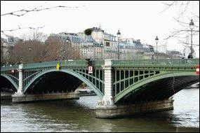 C'est l'un des rares ouvrages en fonte qui subsistent  Paris. C'est un pont double qui traverse la pointe de l'ile Saint-Louis o se trouve le square Barye, qui est-il ?