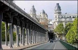 Ce pont comporte deux voies routires de 6 m de large , spares par un premenoir de 8, 70 m et deux trottoirs de 2 m de large, qui est-il ?