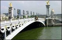 La construction de ce pont a t dcide en 1896,  cause des difficults de circulation, de la cration de la gare des Invalides (1893), qui est-il ?