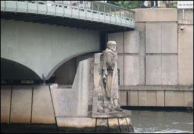 D'une longueur actuelle de 142 m et d'une largeur de 42 m , il est inaugur par Napolon III , qui lui donne le nom de sa premire victoire de Crime , qui est-il ?