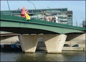 C'est le pont le plus haut de Paris, il remplace depuis 1966 l'ancien viaduc d'Auteuil, il relie les boulevards extrieurs Victor et Exelmans. Qui est-il ?