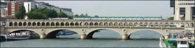 Il est situ entre le pont Charles de Gaulle en aval et la passerelle Simone de Beauvoir en amont , qui est-il ?