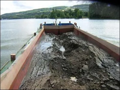 Le fond s'ouvre pour librer son contenu...