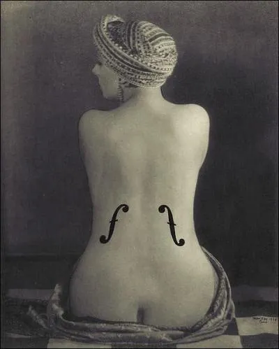 Cette photographie de Man Ray s'inspire des nus de