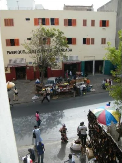 Il est 20h15 (heure d't)  Paris. Quelle heure est-il  Dakar (Sngal) ?
