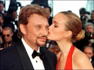 Johnny Halliday sort avec :