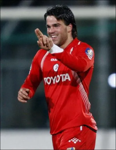 En Slovaquie, le Slovan Bratislava termine champion. De retour au pays aprs un passage  Valenciennes, notamment, cet avant-centre a activement particip  la conqute du titre