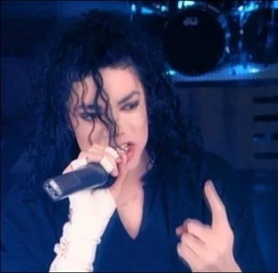 Quel guitariste vint sublimer le titre 'Give in to me' de Michael Jackson ?