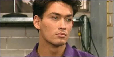 Son instrument, c'est la basse. Il se prénomme :