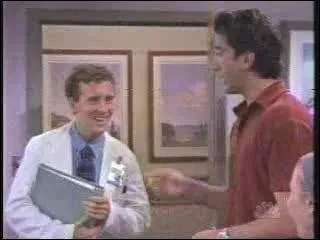 Pas facile de reconnaitre le Dr Hodgins de 'Bones'. Quel est le nom du Dr Oberman que Phoebe fait pleurer en le surnommant 'Doogie' ?