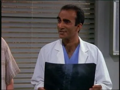 Cet acteur est surtout connu pour son rle du principal Figgins dans 'Glee'. Comment s'appelle le docteur qui soigne les calculs rnaux de Joey ?