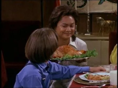 Aprs avoir t le vendeur personnel de Gabrielle dans 'Desperate Housewives' et avoir fait de trs nombreuses sries, il propose une petite 'cuiche'  monsieur Chandler. Quel est son nom ?