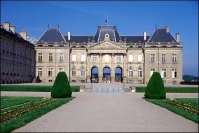 Ville de Lorraine sur la Meurthe o l'ex-roi de Pologne Stanislas Leszczynski avait tabli sa rsidence principale dans le chteau surnomm 'le Versailles lorrain'. Renomme pour sa faence c'est :