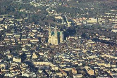 Connue pour sa cathdrale Notre-Dame, elle est arrose par l'Eure. La 'Maison Picassiette' est une des curiosits de cette ville de la rgion Centre qui est :