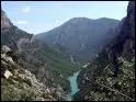 Des gorges profondes et au milieu une rivire, avec une eau bleu turquoise. Ce sont les gorges du Verdon. Dans quel dpartement peut-on les admirer ?