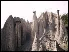La formation des chemines des fes, encore appeles 'demoiselles coiffes', rsulte du travail d'rosion par les eaux de ruissellement. O peut-on les admirer ?