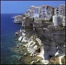Une ville sur des falaises de calcaire blanc, avec une nappe d'eau douce qui sort en rsurgence au puits St-Barthlmy prs de l'escalier du roi d'Aragon. C'est...