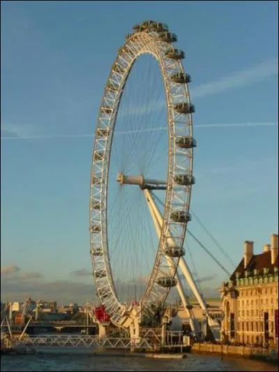 Comment s'appelle cette grande roue installe  Greenwich (est de Londres) en 2000 ?