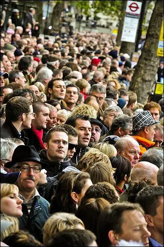 Sachant que l'agglomration parisienne compte 9 millions d'habitants, combien en compte le Grand Londres ?