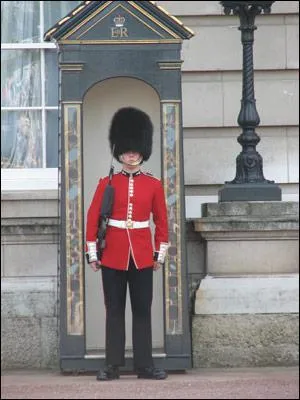 Combien y a-t-il de gardes lorsque la reine est au Palais de Bukingham ?