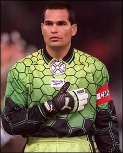 Quel est ce gardien de foot paraguayen connu pour tre un des meilleurs gardiens de tous les temps ?