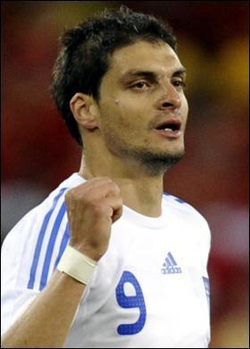 Quel est ce joueur grec connu pour avoir gagné la coupe d'Europe 2004 ?