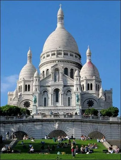 La basilique du Sacr-Coeur domine la butte Montmartre. Depuis son dme une vue spectaculaire sur la ville de Paris vous attend aprs que vous ayiez gravi :