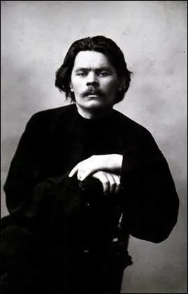 Quel crivain russe communiste, auteur d''Enfance', est tour  tour proche de Lnine et de Staline ?